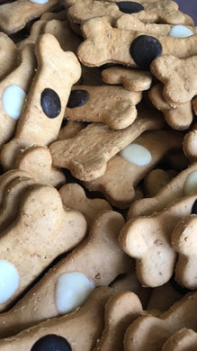 One of our most popular treats !  A great gift for your or someone else’s dog. Ideal birthday or Xmas present !   Contains 5 bone shaped treats with carob and yoghurt buttons.  Dogs love this treat with raw Australian peanut butter and Tasmanian Leatherwood honey.   A great special treat that dogs will love!    The bones are about 8cm long   Ingredients: Wholemeal and plain flour, free-range eggs, raw Australian peanut butter, Tasmanian leatherwood honey, carob and yoghurt