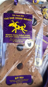 A special bone shaped treat with carob buttons. Dogs love this treat with peanut butter and honey !  Ingredients: Wholemeal and plain flour, free-range eggs, Australian peanut butter, leatherwood honey. A special large bone shaped treat with carob buttons. Dogs love this treat with raw Australian peanut butter and Tasmanian Leatherwood honey.  