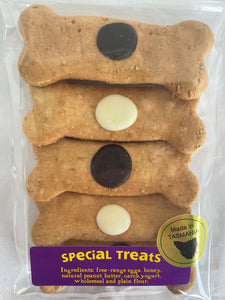 One of our most popular treats !  A great gift for your or someone else’s dog. Ideal birthday or Xmas present !   Contains 5 bone shaped treats with carob and yoghurt buttons.  Dogs love this treat with raw Australian peanut butter and Tasmanian Leatherwood honey.   A great special treat that dogs will love!    The bones are about 8cm long   Ingredients: Wholemeal and plain flour, free-range eggs, raw Australian peanut butter, Tasmanian leatherwood honey, carob and yoghurt